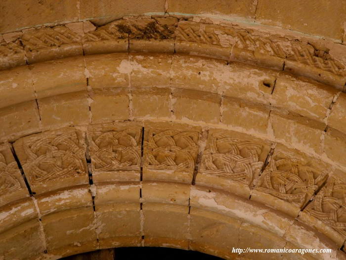 DETALLE DE LA DECORACIÓN ROMÁNICOA EN LA PUERTA DE ACCESO